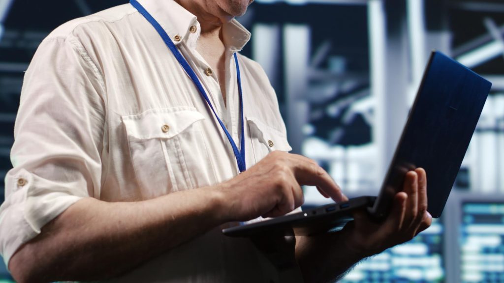 it technician typing on a laptop